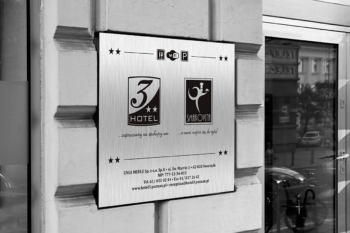 Hotel3 - tabliczka grawerowana